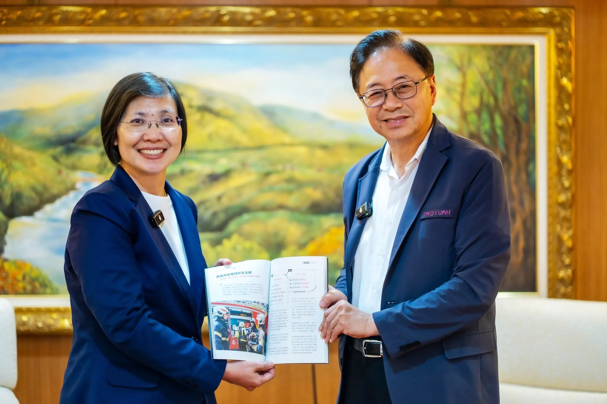 張善政市長和徐欣瑩一起拿著一本刊物