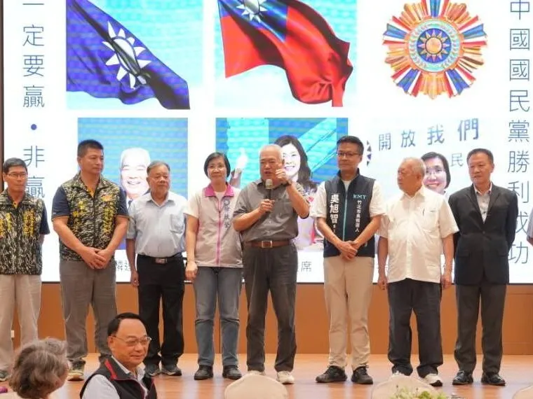 季麟連副主席拿著麥克風致詞,徐欣瑩站在他身旁