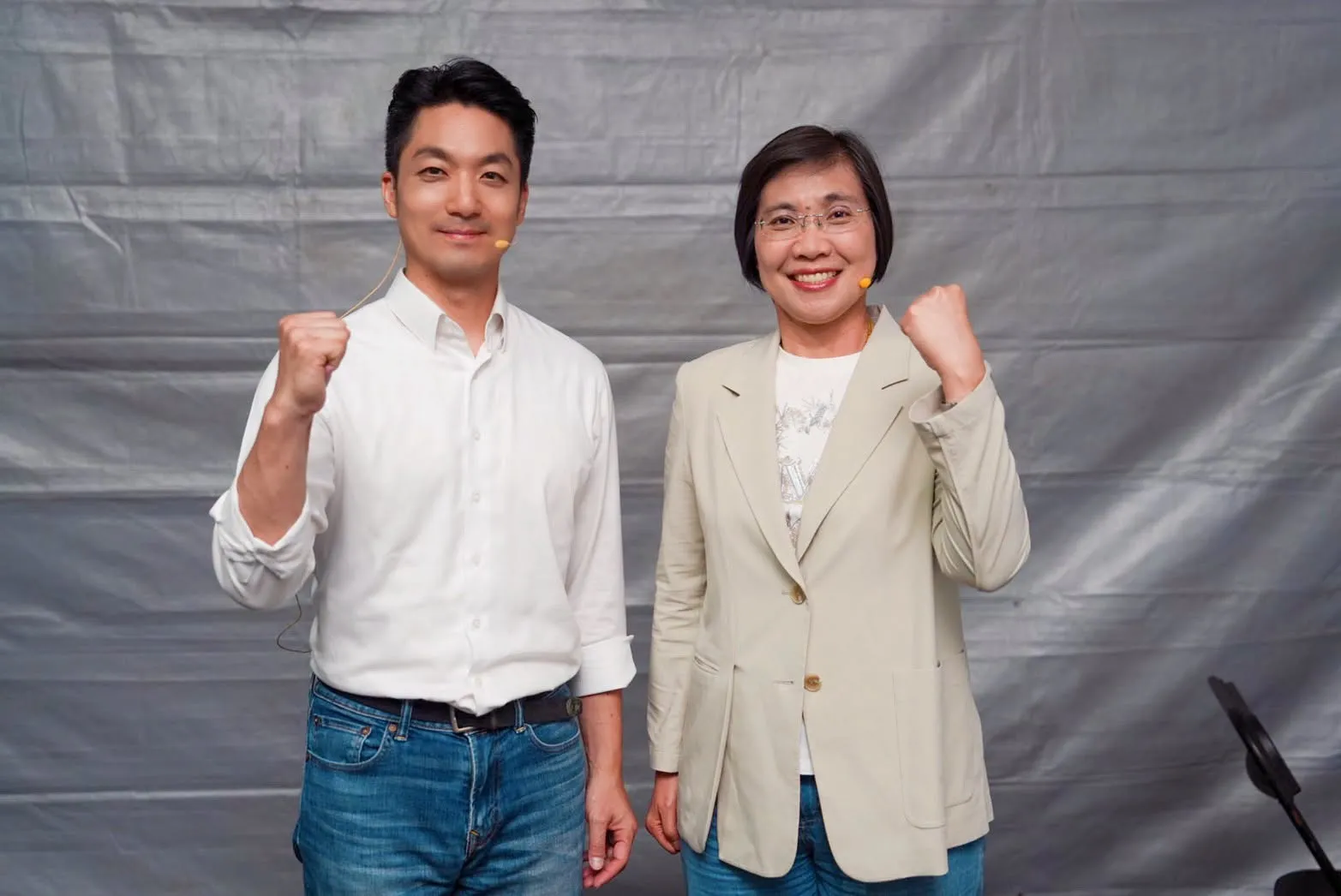 蔣萬安市長和徐欣瑩握拳合照
