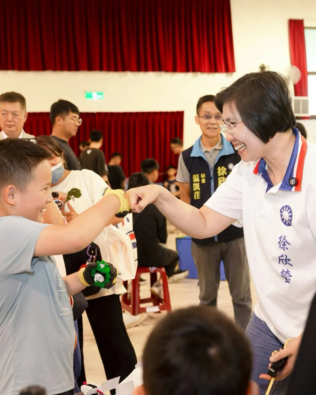 徐欣瑩和小朋友碰拳,在戰鬥陀螺比賽會場