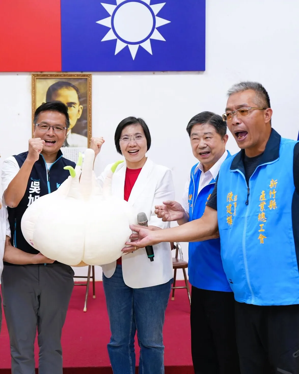 工會理事長們把一顆大蒜交到徐欣瑩手上
