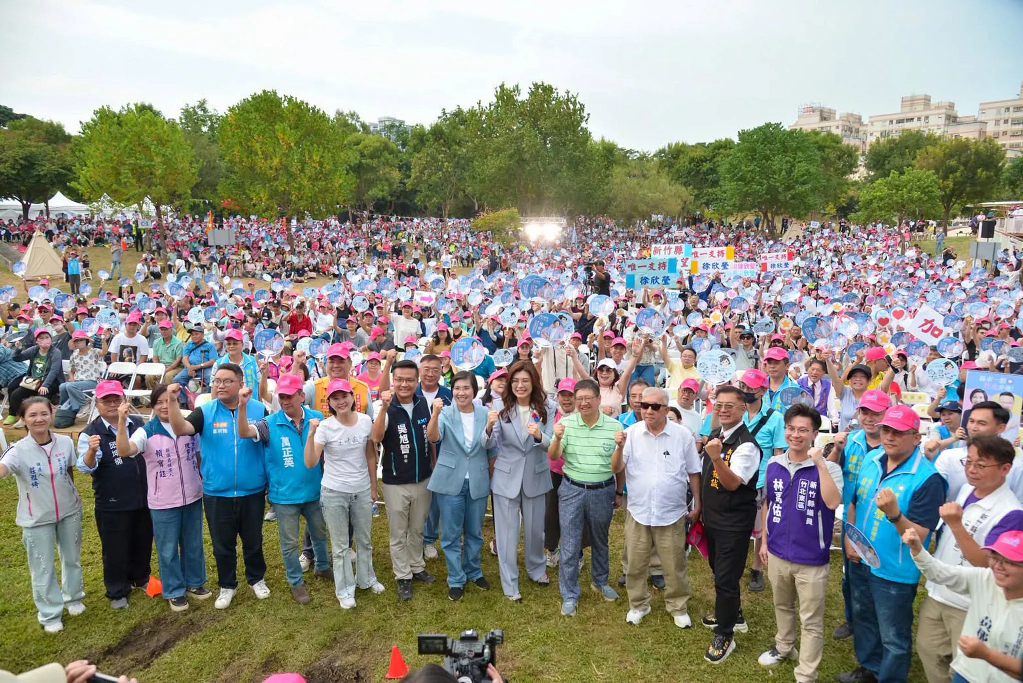 AI 智慧園區公園草地上滿滿的鄉親和台上來賓合照