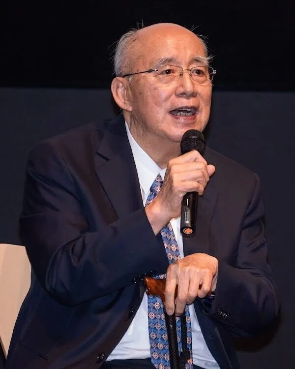 吳伯雄拿著麥克風說話